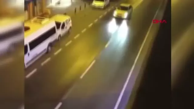 İSTANBUL-ÜMRANİYE'DE BIÇAKLI SALDIRGAN AYAĞINDAN VURULRAK ETKİSİZ HALE GETİRİLDİ O ANLAR KAMERADA