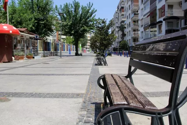İzmir'de sahiller doldu, kent merkezi boş kaldı İzmir'de sahiller doldu, kent merkezi boş kaldı
