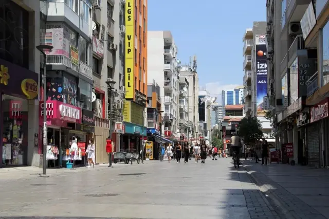 İzmir'de sahiller doldu, kent merkezi boş kaldı