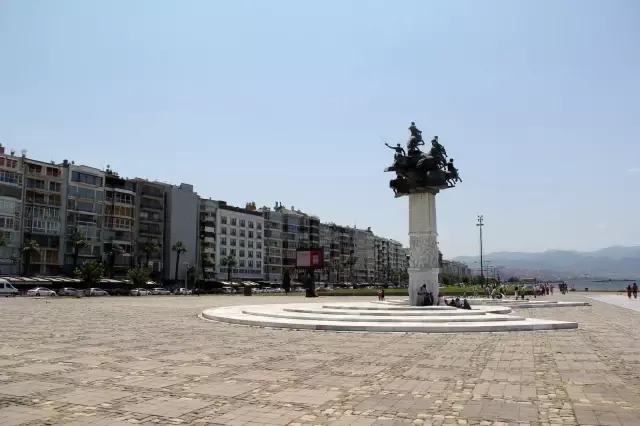 İzmir'de sahiller doldu, kent merkezi boş kaldı