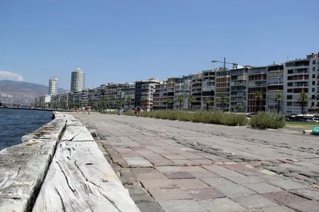 İzmir'de sahiller doldu, kent merkezi boş kaldı