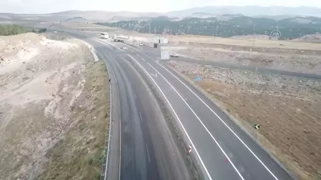 Son dakika haberleri! Jandarma ekipleri drone ile Kars-Erzurum kara yolunda trafik denetimi yaptı Son dakika haberleri! Jandarma ekipleri drone ile Kars-Erzurum kara yolunda trafik denetimi yaptı
