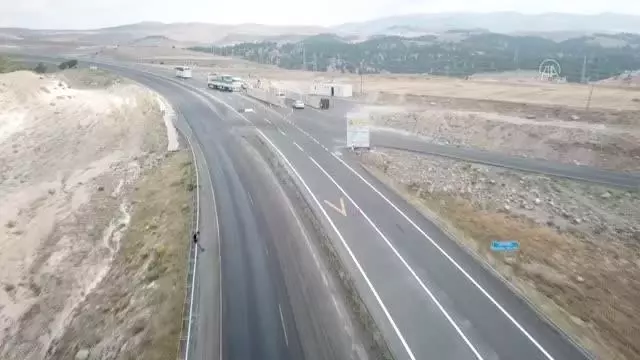 Son dakika haberleri! Jandarma ekipleri drone ile Kars-Erzurum kara yolunda trafik denetimi yaptı