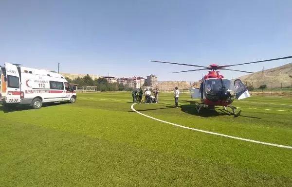Kalp krizi geçiren kadın, ambulans helikopterle hastaneye ulaştırıldı Kalp krizi geçiren kadın, ambulans helikopterle hastaneye ulaştırıldı