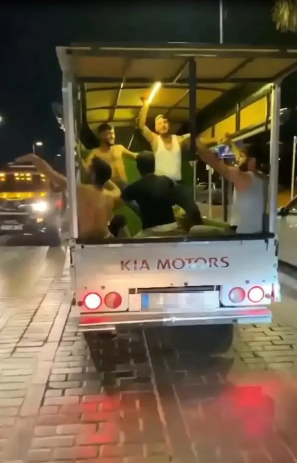 KAMYONET KASASINDA DANS EDEN GENÇLERİN TEHLİKELİ YOLCULUĞU KAMERADA KAMYONET KASASINDA DANS EDEN GENÇLERİN TEHLİKELİ YOLCULUĞU KAMERADA