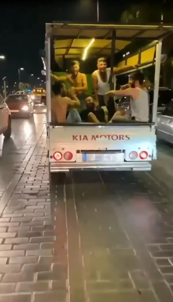 KAMYONET KASASINDA DANS EDEN GENÇLERİN TEHLİKELİ YOLCULUĞU KAMERADA