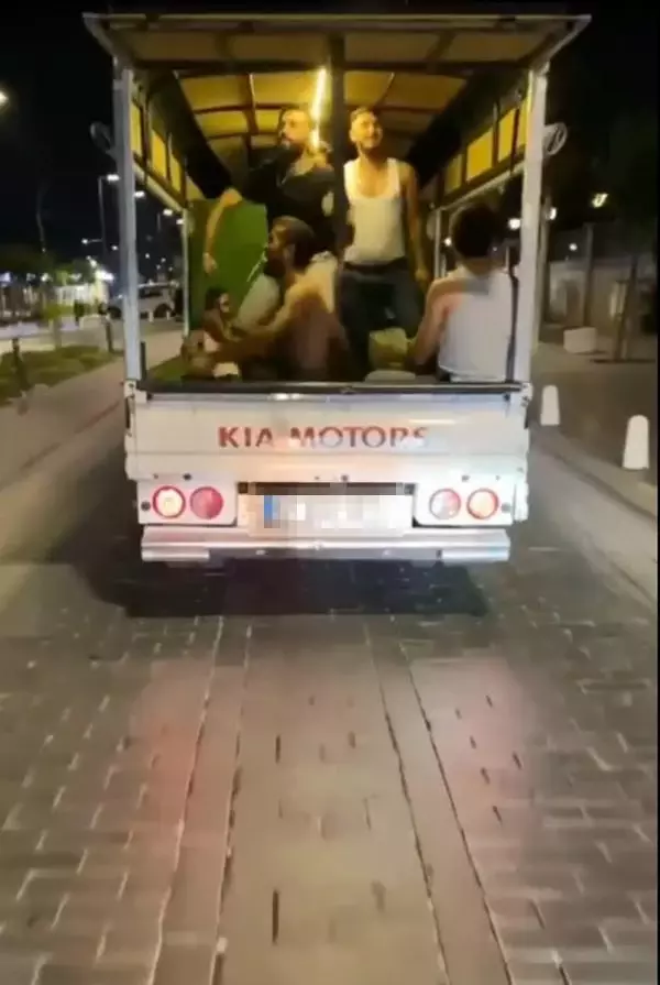 KAMYONET KASASINDA DANS EDEN GENÇLERİN TEHLİKELİ YOLCULUĞU KAMERADA