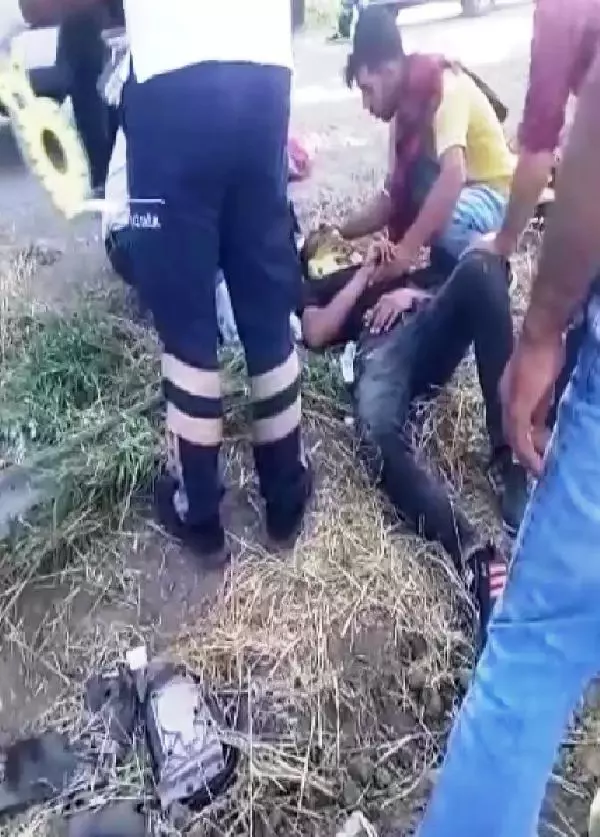 Kaplıcadan dönenleri taşıyan kamyonet takla atıp, tarlaya devrildi: 15 yaralı 2 Kaplıcadan dönenleri taşıyan kamyonet takla atıp, tarlaya devrildi: 15 yaralı