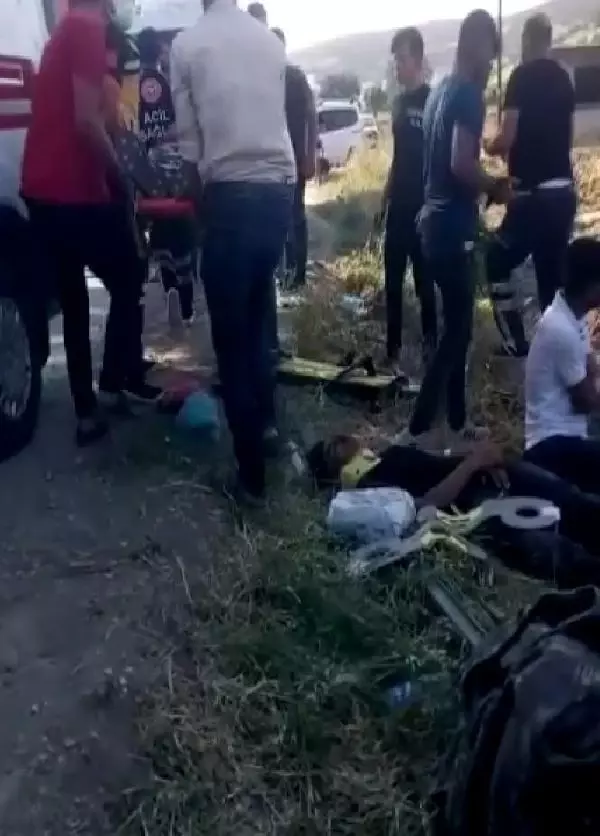 Kaplıcadan dönenleri taşıyan kamyonet takla atıp, tarlaya devrildi: 15 yaralı 3 Kaplıcadan dönenleri taşıyan kamyonet takla atıp, tarlaya devrildi: 15 yaralı