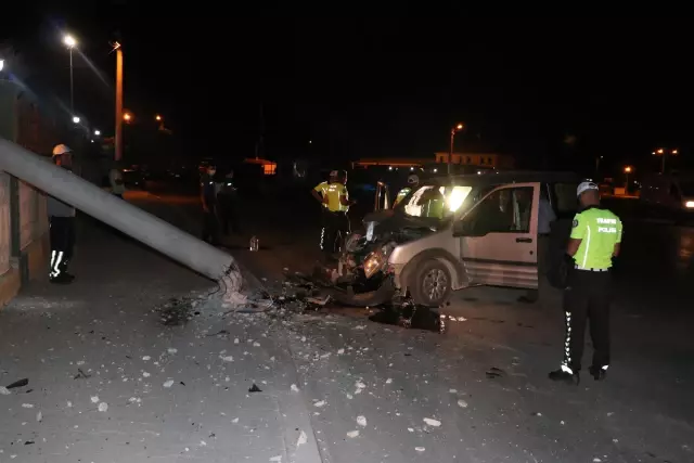 Elektrik direğine çarpan araçtaki 2 kişi ağır yaralandı