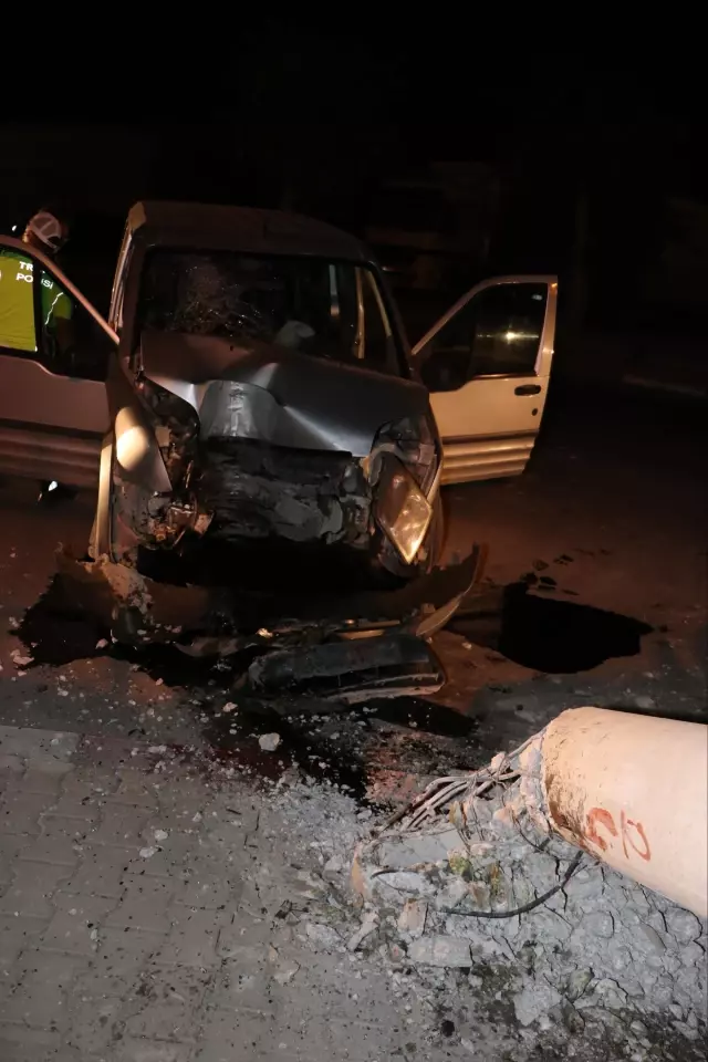 Elektrik direğine çarpan araçtaki 2 kişi ağır yaralandı