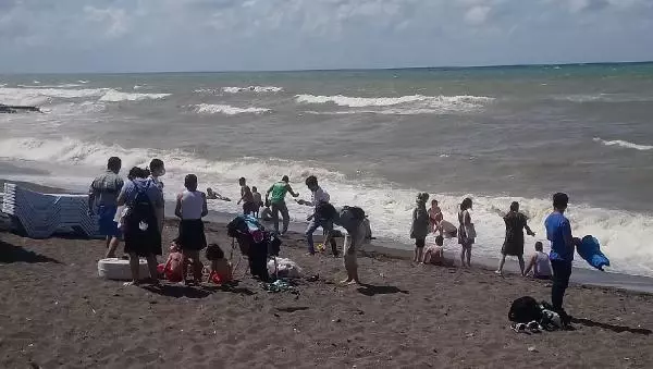 Karasu'da denize girmek yasaklandı (2)