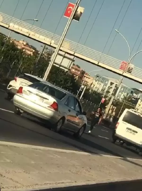 Karayolunda dans eden kadın, sürücülere tehlikeye düşürdü Karayolunda dans eden kadın, sürücülere tehlikeye düşürdü