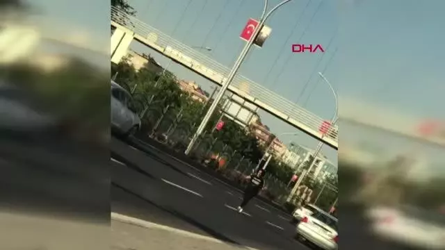 KARAYOLUNDA DANS EDEN KADIN, SÜRÜCÜLERE TEHLİKEYE DÜŞÜRDÜ KARAYOLUNDA DANS EDEN KADIN, SÜRÜCÜLERE TEHLİKEYE DÜŞÜRDÜ