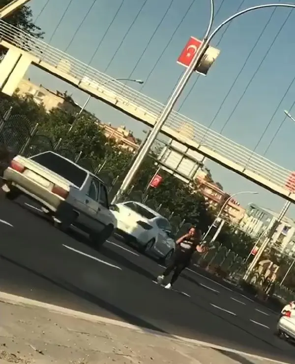 Karayolunda dans eden kadın, sürücülere tehlikeye düşürdü