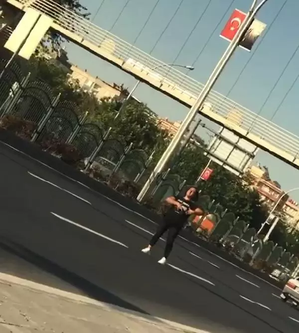 Karayolunda dans eden kadın, sürücülere tehlikeye düşürdü