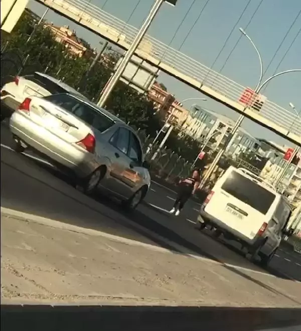 Karayolunda dans eden kadın, sürücülere tehlikeye düşürdü