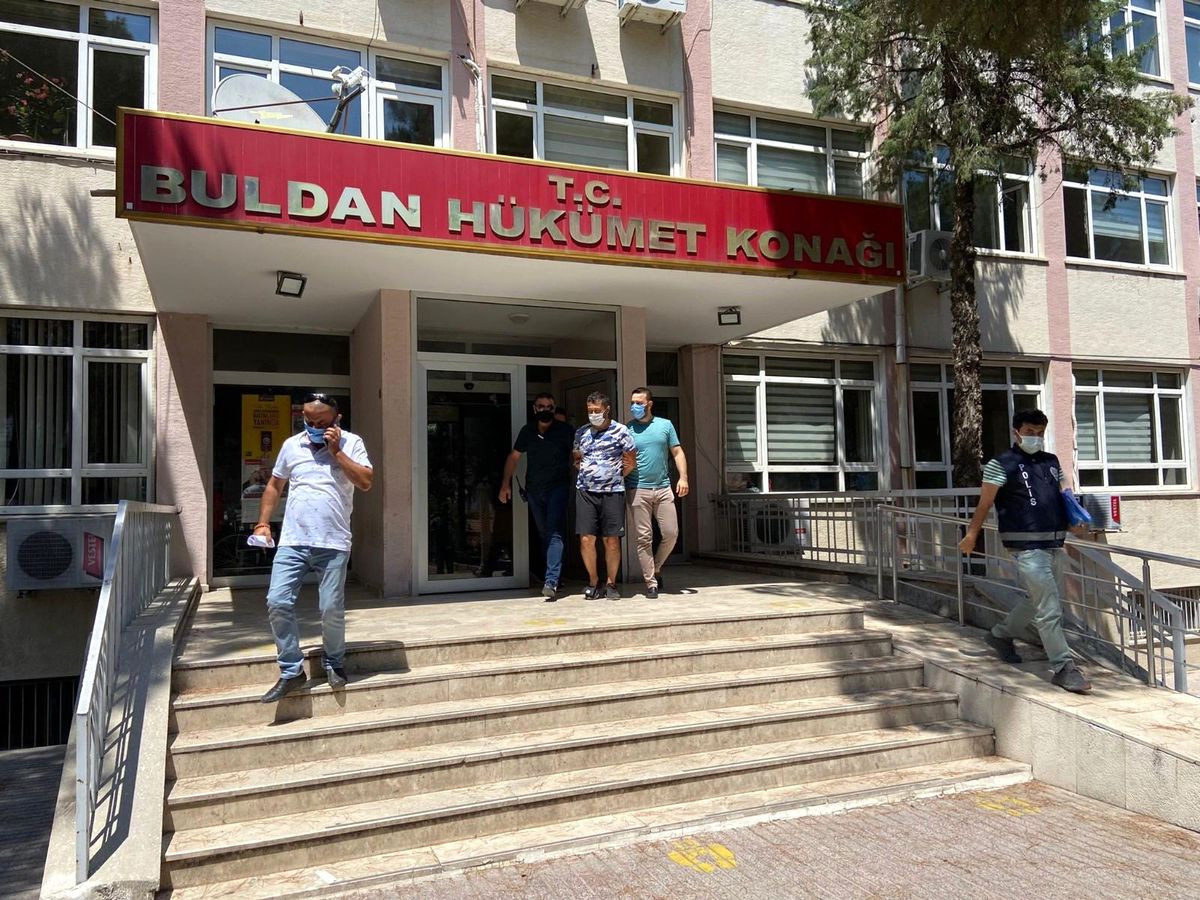 Annesinin boğazını kesen şahıs, cezaevine giderken 'Benim annem yok' diye bağırdı