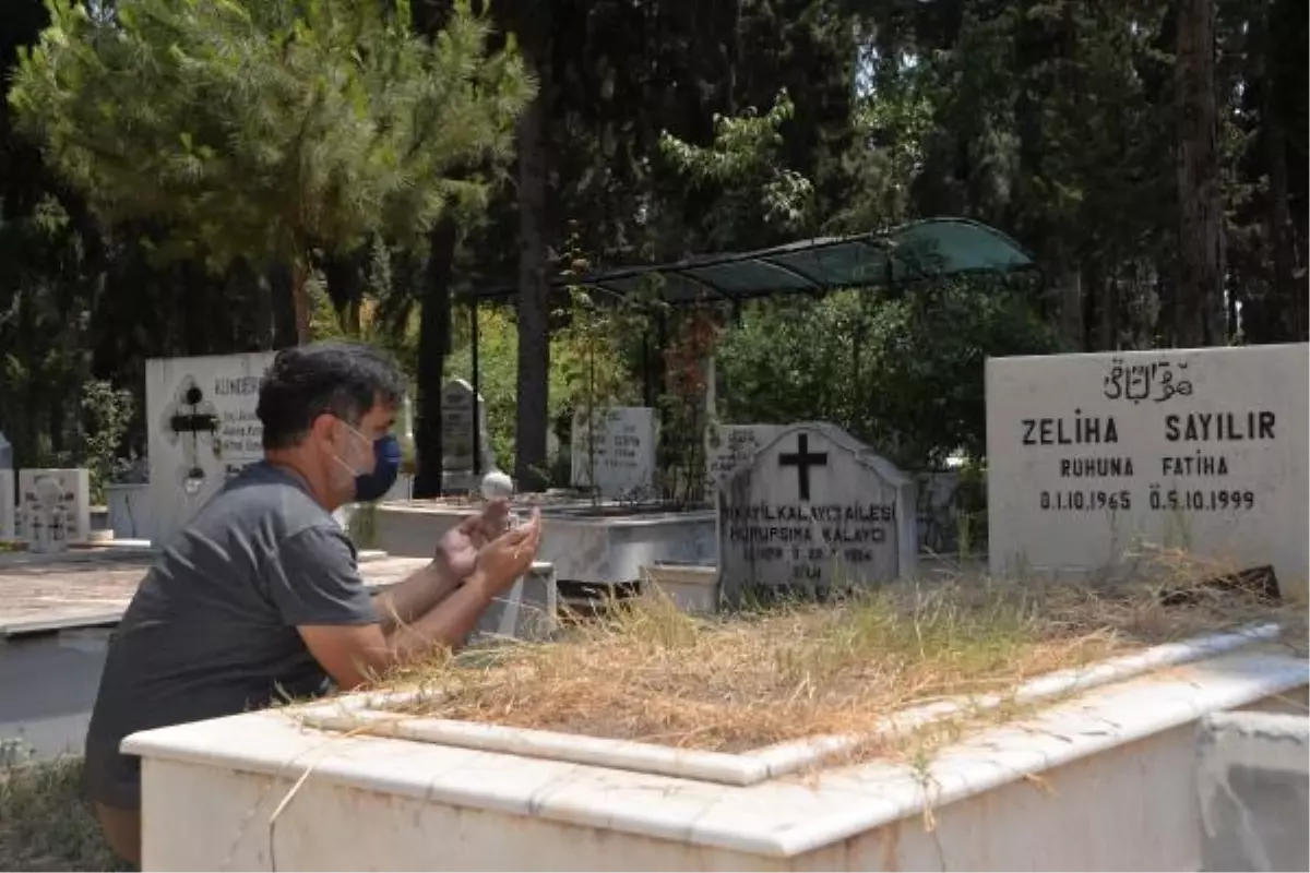 KATOLİK LİDER, ÜÇ SEMAVİ DİNDEN VATANDAŞLARIN DEFNEDİLDİĞİ MEZARLIKTA BAYRAMLAŞTI