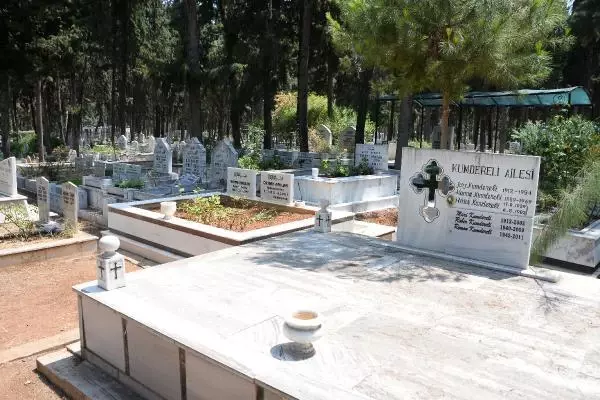 KATOLİK LİDER, ÜÇ SEMAVİ DİNDEN VATANDAŞLARIN DEFNEDİLDİĞİ MEZARLIKTA BAYRAMLAŞTI