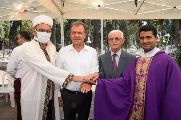 KATOLİK LİDER, ÜÇ SEMAVİ DİNDEN VATANDAŞLARIN DEFNEDİLDİĞİ MEZARLIKTA BAYRAMLAŞTI