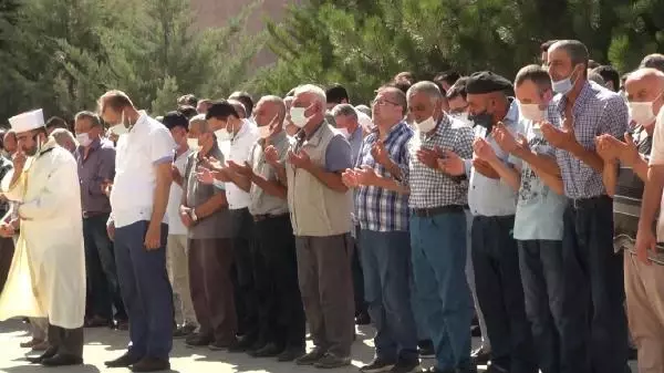 KAZADA ÖLEN ÖĞRETMEN ÇİFT İLE KIZLARI TOPRAĞA VERİLDİ