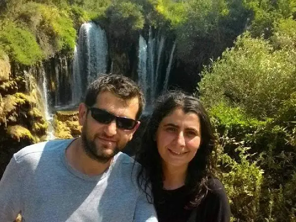 KAZADA ÖLEN ÖĞRETMEN ÇİFT İLE KIZLARI TOPRAĞA VERİLDİ