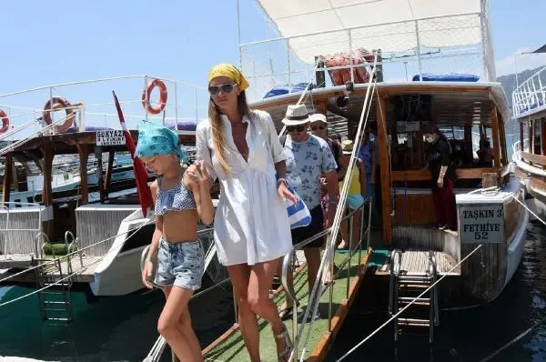 KEKOVA ESKİ GÜNLERİNE DÖNDÜ, TURİST AKININA UĞRADI