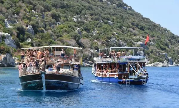 KEKOVA ESKİ GÜNLERİNE DÖNDÜ, TURİST AKININA UĞRADI