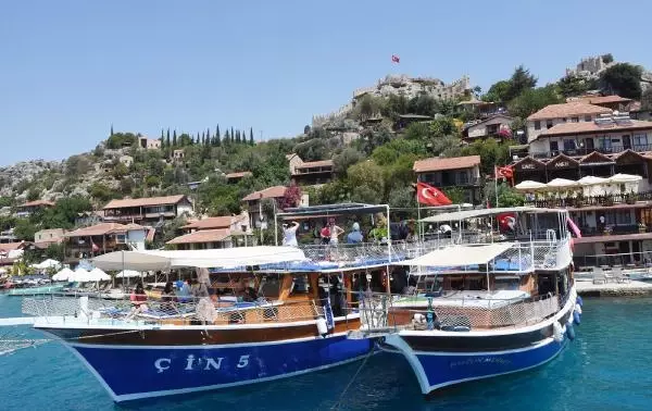 KEKOVA ESKİ GÜNLERİNE DÖNDÜ, TURİST AKININA UĞRADI