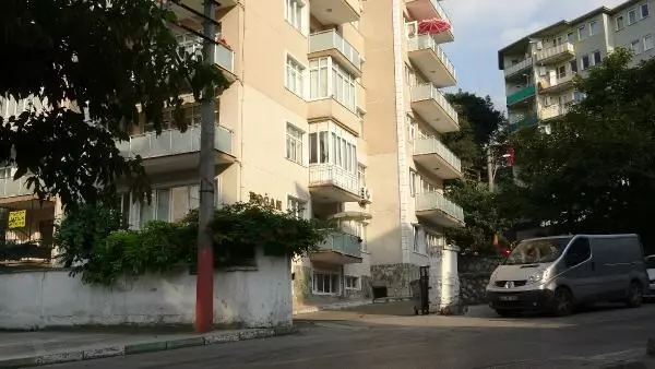 Kilitli kaldığı dairenin balkonundan alt kata inerken düşen Dilek, öldü