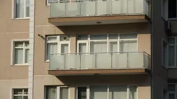 Kilitli kaldığı dairenin balkonundan alt kata inerken düşen Dilek, öldü