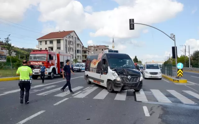 Panelvan ile otomobil çarpıştı: 3 yaralı