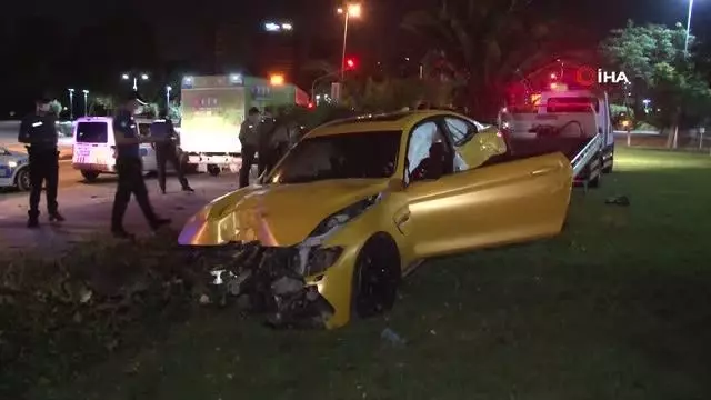 Kontrolden çıkan lüks otomobil aydınlatma direğine çarptı, sürücü olay yerinden kaçtı