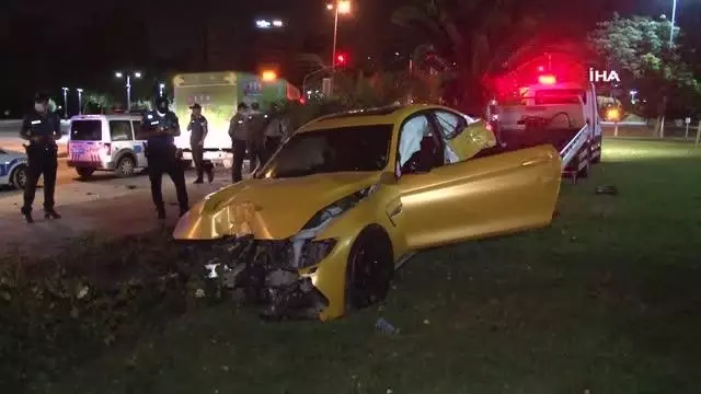 Kontrolden çıkan lüks otomobil aydınlatma direğine çarptı, sürücü olay yerinden kaçtı