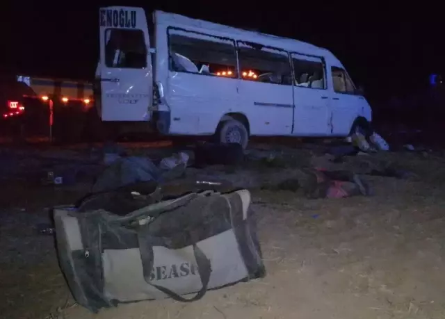Mevsimlik işçileri taşıyan minibüs şarampole devrildi: 1 ölü, 14 yaralı