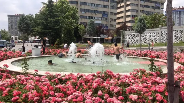 Son dakika haberleri... Sıcaktan bunalan çocuklar süs havuzlarına giriyor Son dakika haberleri... Sıcaktan bunalan çocuklar süs havuzlarına giriyor