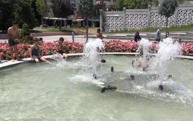 Son dakika haberleri... Sıcaktan bunalan çocuklar süs havuzlarına giriyor
