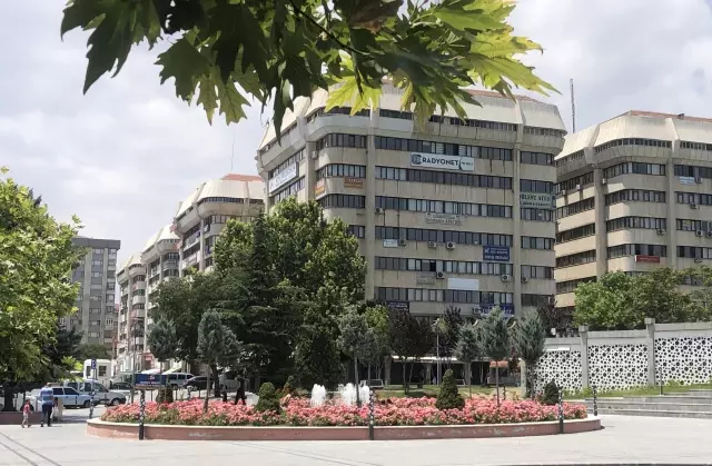 Son dakika haberleri... Sıcaktan bunalan çocuklar süs havuzlarına giriyor