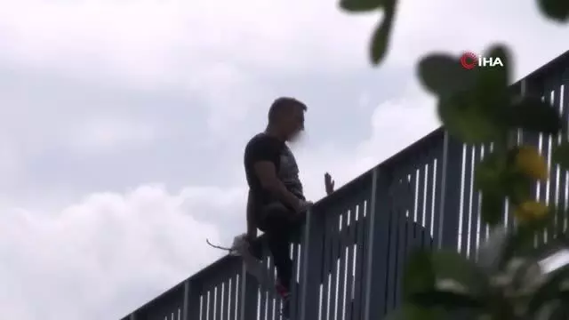 Köprü korkuluklarına çıkan şahıs sigara ile intihardan vazgeçti
