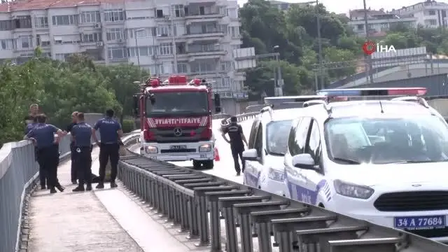 Köprü korkuluklarına çıkan şahıs sigara ile intihardan vazgeçti
