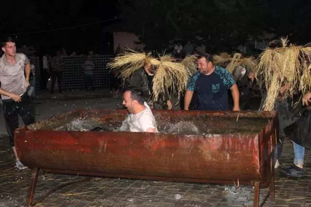 Köyde bahşişi veren ıslanmaktan kurtuluyor