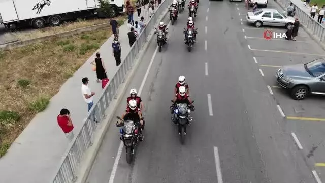 Küçükçekmece'de atlı polislerden Menekşe Plajı'nda bayram denetimi