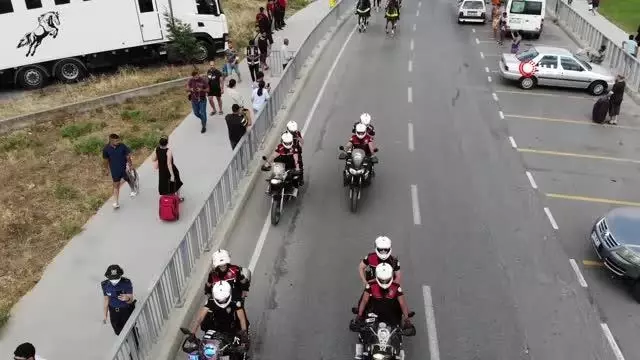 Küçükçekmece'de atlı polislerden Menekşe Plajı'nda bayram denetimi