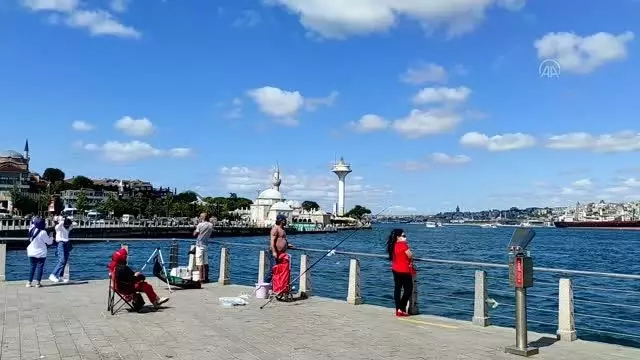 Kurban Bayramı'nın üçüncü gününde sahil, park ve bahçelerde vakit geçiriyor