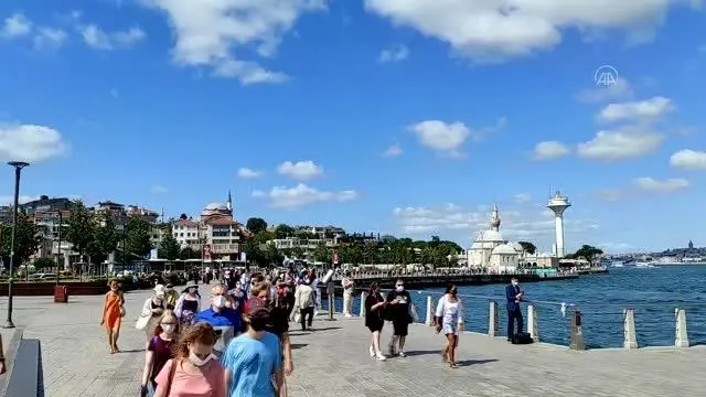 Kurban Bayramı'nın üçüncü gününde sahil, park ve bahçelerde vakit geçiriyor