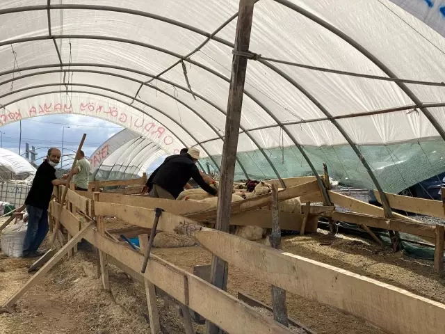 Kurban çadırları bir yandan toplanırken bir yandan pazarlıklar sürüyor
