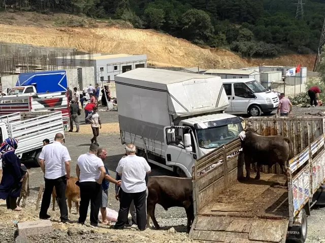 Kurban çadırları bir yandan toplanırken bir yandan pazarlıklar sürüyor