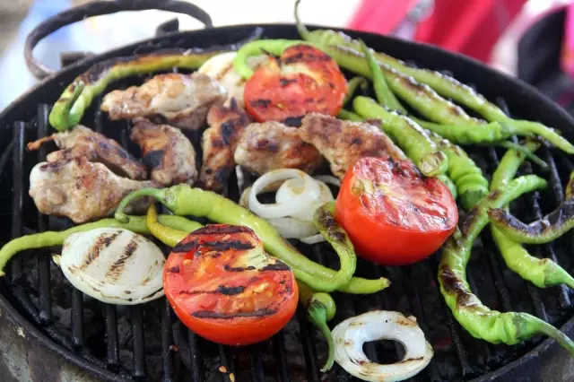 Kurban sonrası sahilde mangal sefası