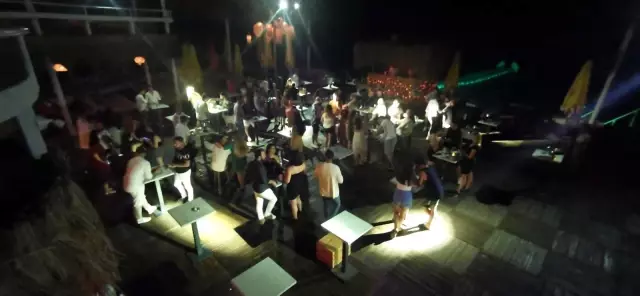 Kuşadası'nda bayramda eğlence tavan yaptı